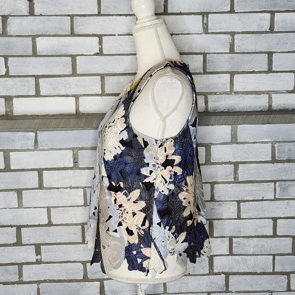 • Bar III Women's Blue Multicolor Floral Print Sleeveless Embroidered Top Medium - Picture 4 of 11